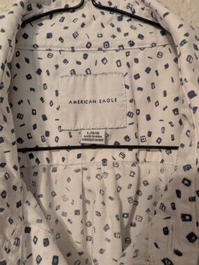 AE Short Sleeve Button-Down Collared Graphic Pattern Black & White Shirt Size L